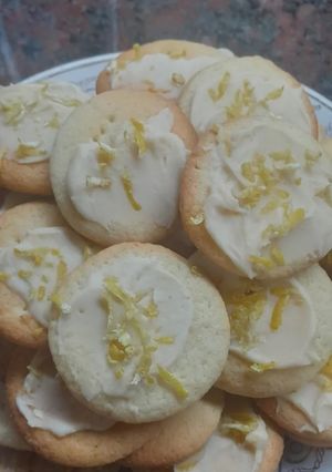 Una foto de Galletitas de limón y chocolate blanco 🍋