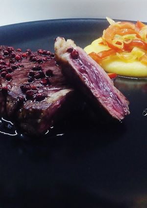 Foto di Entrecôte di Scottona con pepe rosa e riduzione di chianti e miele, e polentina con peperoni