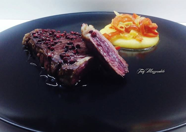 Recetta di Fatto in casa Entrecôte di Scottona con pepe rosa e riduzione di chianti e miele, e polentina con peperoni