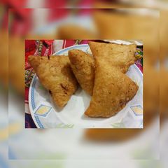 A picture of Chicken samosa.