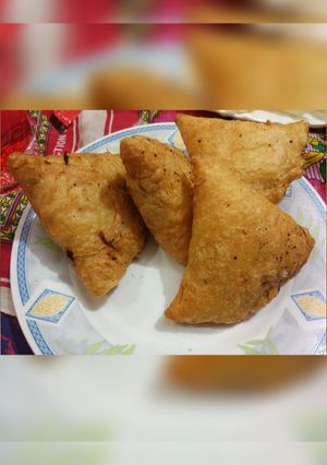 A picture of Chicken samosa.