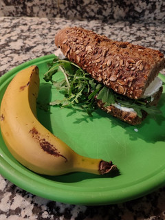 Una foto de Bocadillo de pan de 7 cereales con rúcula y queso 😋, buenísimo..👌
