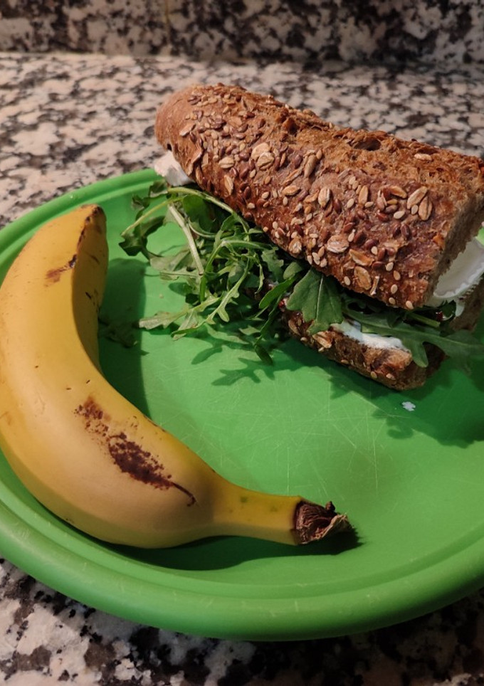 Una foto de Bocadillo de pan de 7 cereales con rúcula y queso 😋, buenísimo..👌