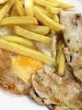 Yema de huevo combinado con filetes y patatas y huevo