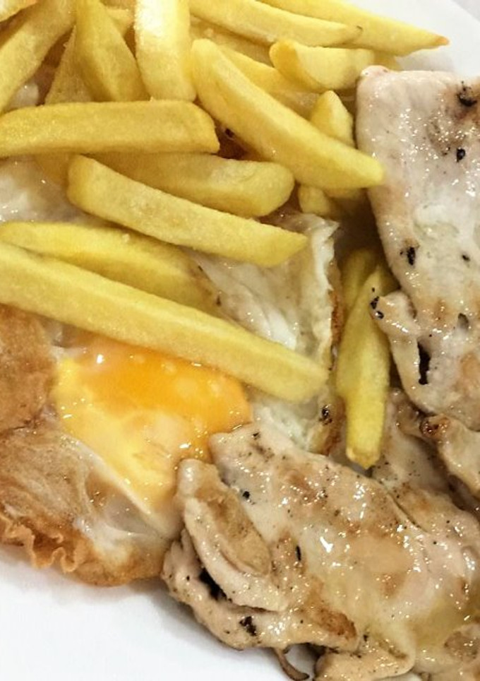 Una foto de Yema de huevo combinado con filetes y patatas y huevo