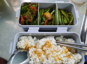 Hình của món Cá sốt cà chua _ đỗ cove xào thịt cháy cạnh_cơm trưa văn phòng.