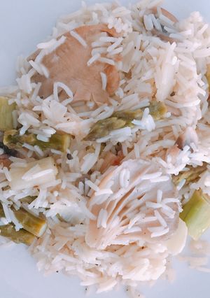 Una foto de Arroz con setas y verduras delicioso