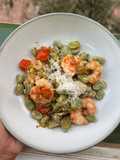Habas con gambones y parmesano