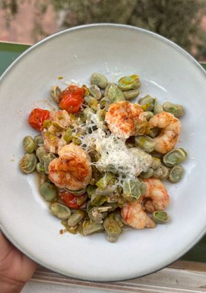 Una foto de Habas con gambones y parmesano