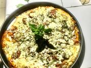 Una foto de pizza con cebolla y salame
