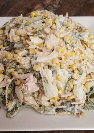 Una foto de Ensalada de pollo con rajas de chile poblano