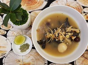 Hình của món Gà ác tiềm thuốc bắc.