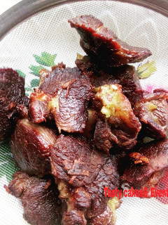 A picture of How to seasoned meat.