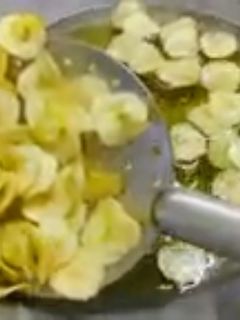 केले के चिप्स (kele ke chips recipe in Hindi) रेसिपी मुख्य फोटो