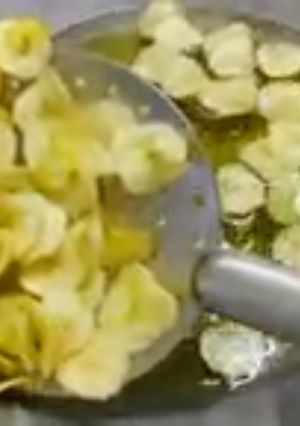 केले के चिप्स (kele ke chips recipe in Hindi) रेसिपी मुख्य फोटो