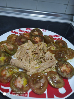 Una foto de Ensalada con Ventresca tomate al orégano😋