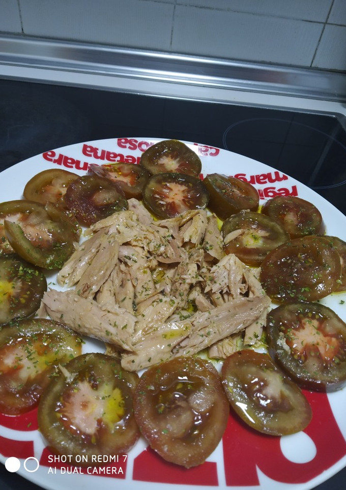 Una foto de Ensalada con Ventresca tomate al orégano😋