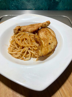 Una foto de Spaghetti con salsa de jitomate y pechugas de pollo a la @jauregrill