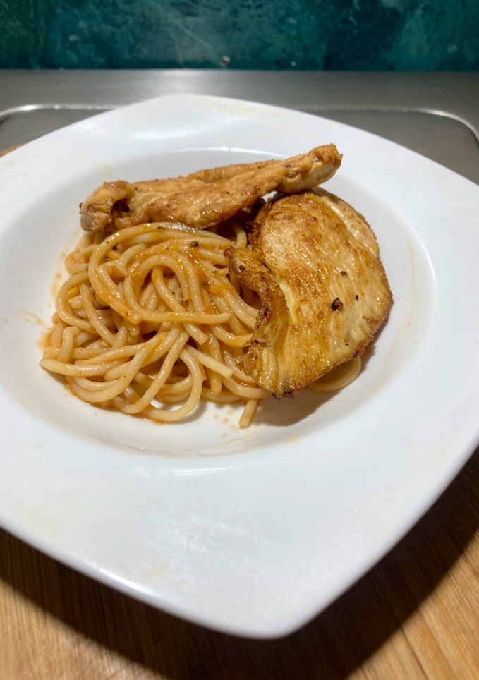 Una foto de Spaghetti con salsa de jitomate y pechugas de pollo a la @jauregrill