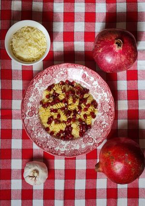 Una foto de Pasta seca al ajo con granada