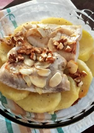 Una foto de Merluza, papas y cebolla al pimentón.🇮🇹Nasello, patate, e cipolla