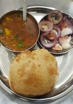 A picture of Aalu puri.