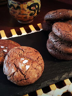 Una foto de Galletas de Chocolate con Dulce de Leche y Sal Maldon