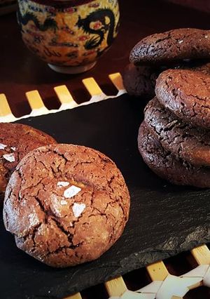 Una foto de Galletas de Chocolate con Dulce de Leche y Sal Maldon