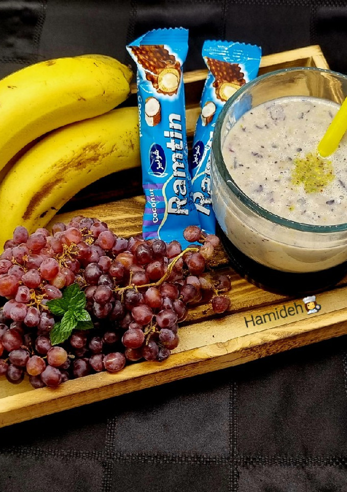 عکسی از دستور اسموتی موز🍌 و انگور یاقوتی🍇