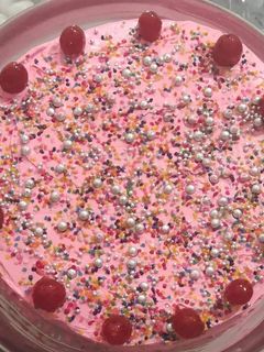 स्ट्रॉबेर्री केक (Strawberry cake recipe in Hindi) रेसिपी मुख्य फोटो