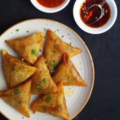 A picture of Crispy Chinese Keema Samosas.