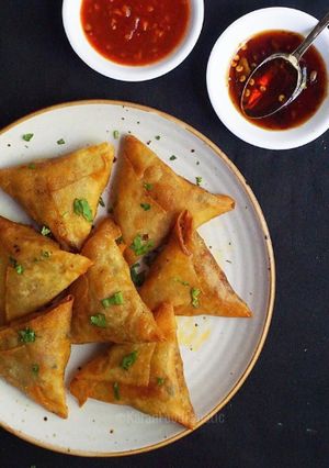 A picture of Crispy Chinese Keema Samosas.