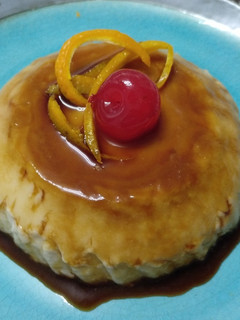 Una foto de Flan de queso crema y café