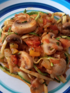 Una foto de Fideos de zapallo italiano con salsa de verduras (receta keto)