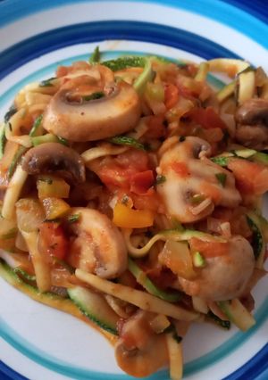 Una foto de Fideos de zapallo italiano con salsa de verduras (receta keto)