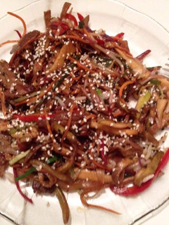 Una foto de Wok de carne y vegetales
