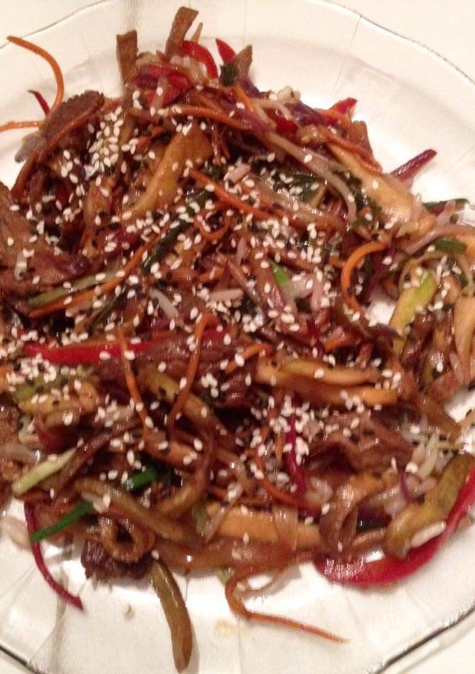 Una foto de Wok de carne y vegetales