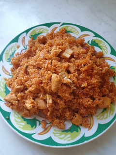 Una foto de Arroz rojo con pechuga de pollo