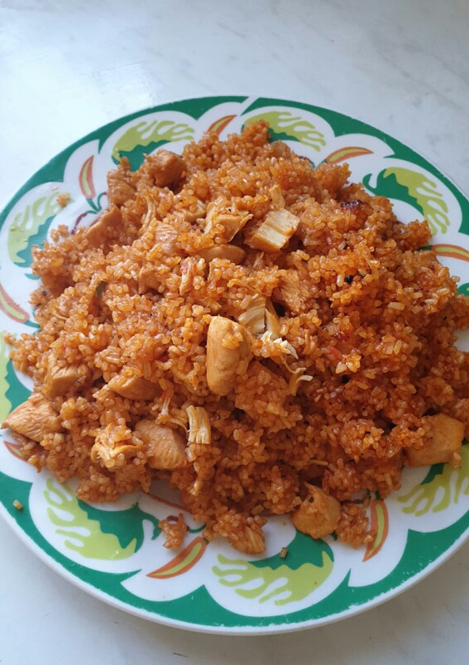 Una foto de Arroz rojo con pechuga de pollo
