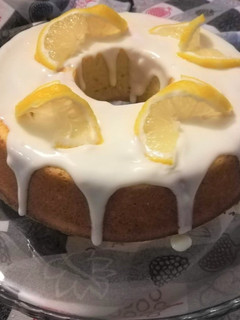 Foto de Bolo de Ricota e Limão com cobertura de Iogurte Grego