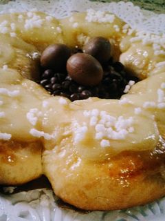 Una foto de Rosca de Pascua rellena en bollitos