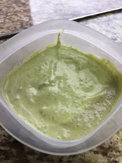Una foto de Veganesa de albahaca