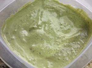 Una foto de Veganesa de albahaca