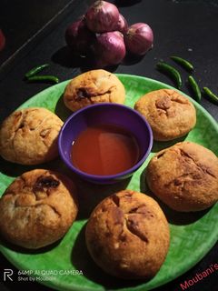 পেঁয়াজের খাস্তাকচুরি (Onion Khaasta kochuri recipe in Bengali) রেসিপির প্রধান ছবি