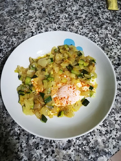 Una foto de Huevo con calabacín y cebolla al pimentón