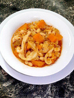 Una foto de Alubias con puerro, calabaza y repollo