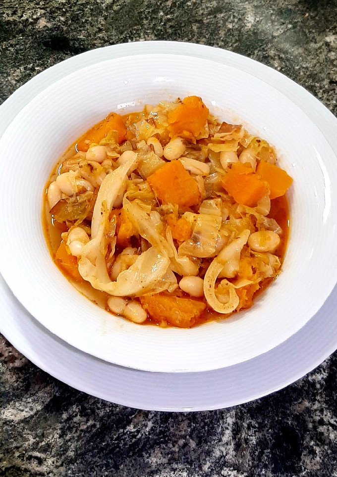 Una foto de Alubias con puerro, calabaza y repollo