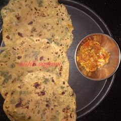 A picture of Aloo Palak Paratha.