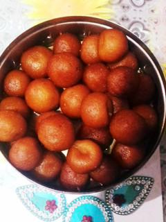 आटे के गुलाब जामुन(Aate ke gulab jamun recipe in hindi) रेसिपी मुख्य फोटो
