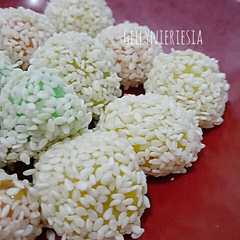 A picture of Klepon pelangi wijen.